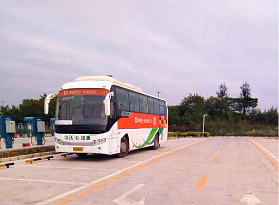 纯电动大巴车正在充电.jpg 纯电动大巴车正在充电.jpg