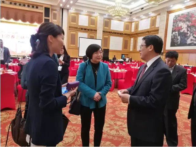 市委常委、常务副市长张虎与三八红旗手代表亲切交谈小图.jpg 市委常委、常务副市长张虎与三八红旗手代表亲切交谈小图.jpg