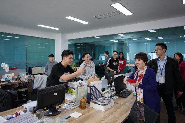 开工直击:奥特迅发放新春开工利是,召开年度优秀员工颁奖及座谈会 开工直击:奥特迅发放新春开工利是,召开年度优秀员工颁奖及座谈会
