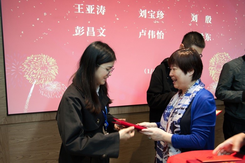 开工直击:奥特迅发放新春开工利是,召开年度优秀员工颁奖及座谈会 开工直击:奥特迅发放新春开工利是,召开年度优秀员工颁奖及座谈会