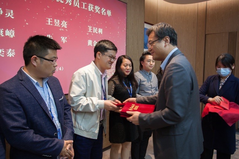 开工直击:奥特迅发放新春开工利是,召开年度优秀员工颁奖及座谈会 开工直击:奥特迅发放新春开工利是,召开年度优秀员工颁奖及座谈会